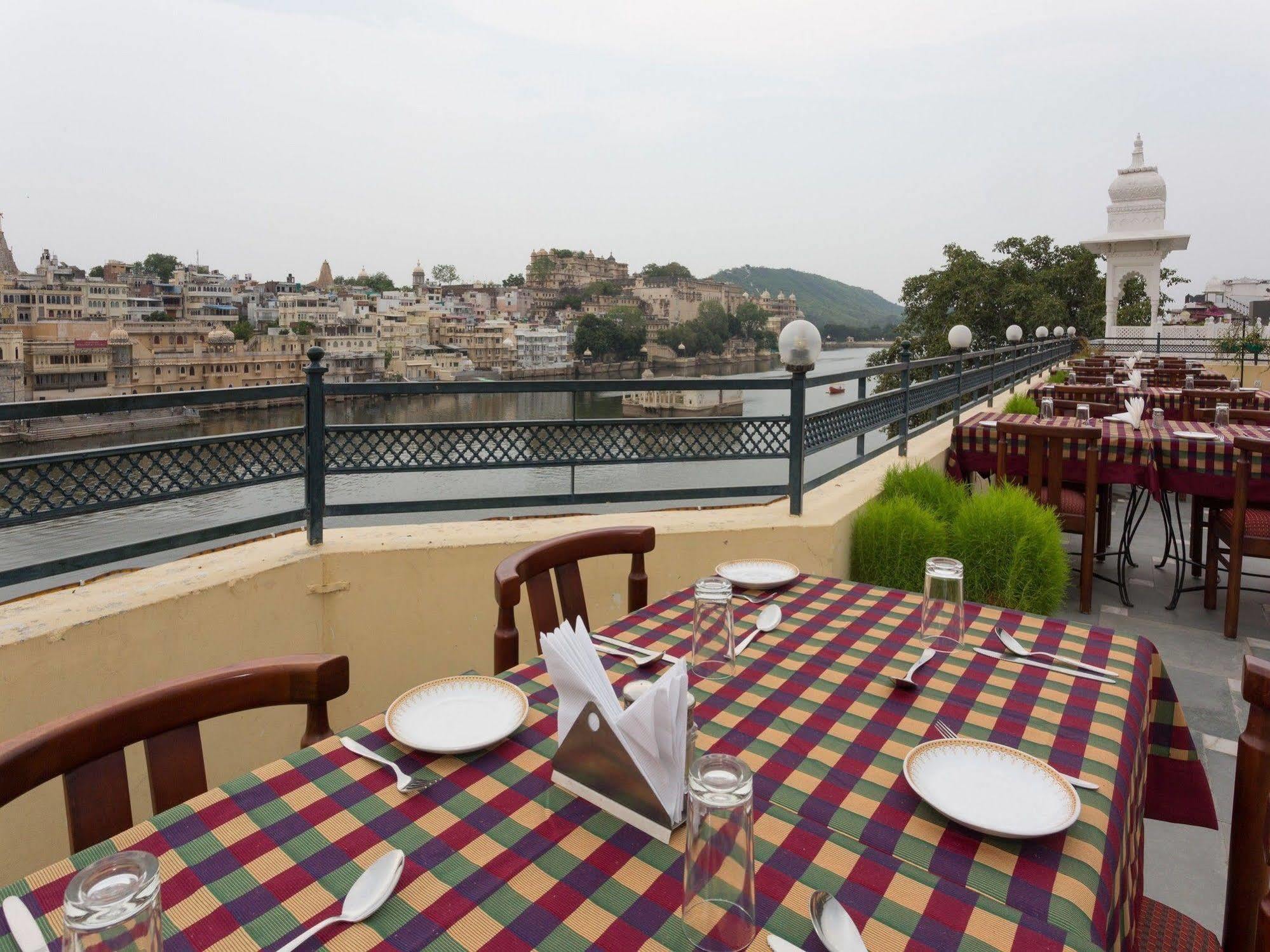 Sarovar - Lake Facing Boutique Hotel On Lake Pichola Удайпур Экстерьер фото